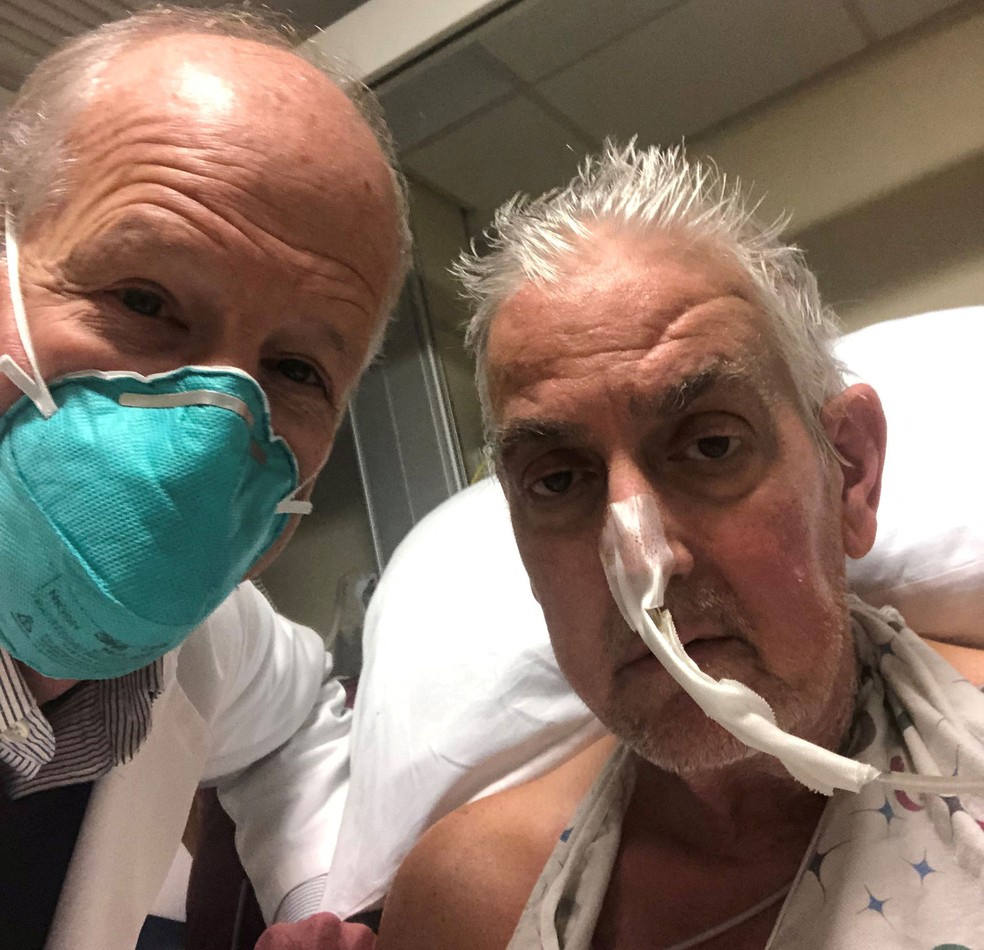 David Bennett posa com o cirurgião Bartley P. Griffith antes de sua cirurgia, no Centro Médico da Universidade de Maryland, em Baltimore, em foto não datada — Foto: University of Maryland School of Medicine (UMSOM)/Handout via Reuters