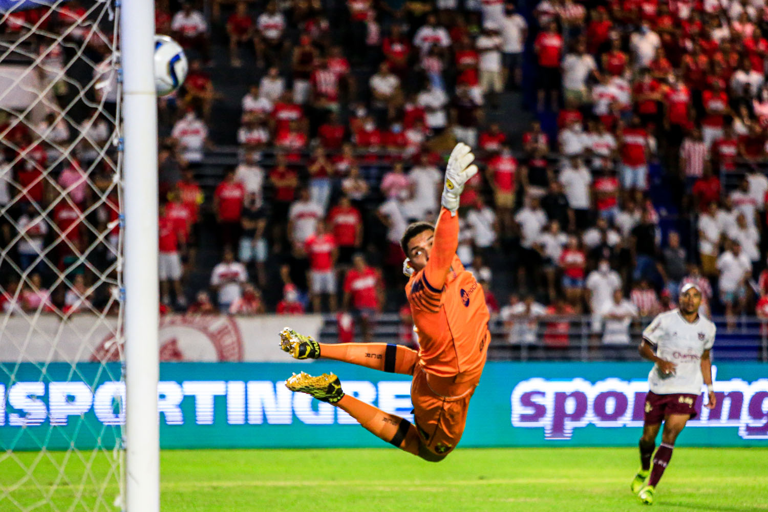 Embora tenha caído de rendimento na etapa complementar, o Galo conseguiu ser mais atuante no primeiro tempo. Em suma, o time tomou a inciativa do jogo, explorou as pontas e criou duas oportunidades antes de abrir o placar, com um golaço de Marcinho.