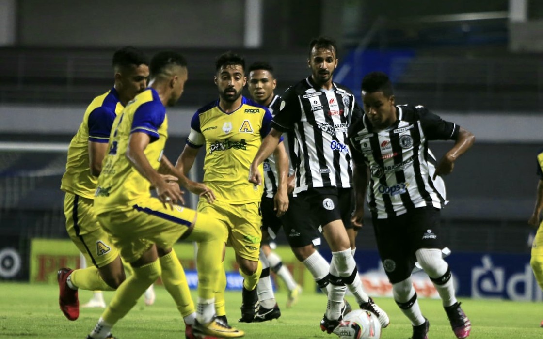 Goleiro Deola foi o destaque do primeiro tempo. Ou seja, o Aliança foi mais perigoso - Foto: Ailton Cruz / Gazeta de Alagoas