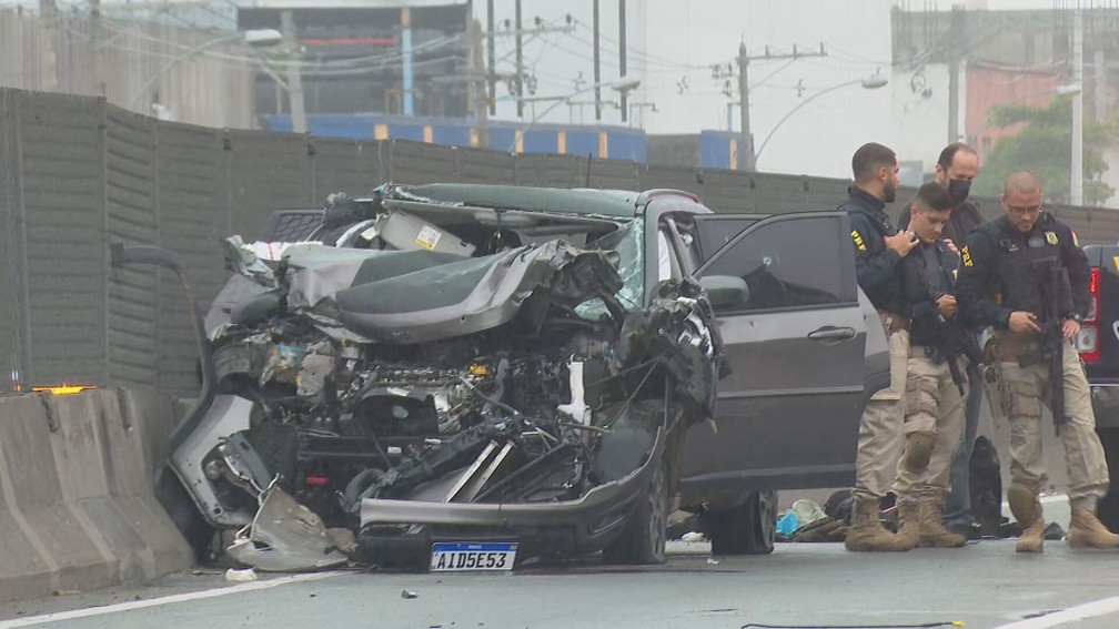 Um suspeito morreu em uma troca de tiros com policiais rodoviários federais na manhã desta segunda-feira (18), na pista sentido Rio de Janeiro da Rodovia Presidente Dutra — Foto: Reprodução/ TV Globo