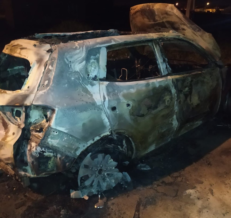 Carro da vítima foi encontrado incendiado por equipes da Polícia Militar em Itanhaém, SP — Foto: Reprodução