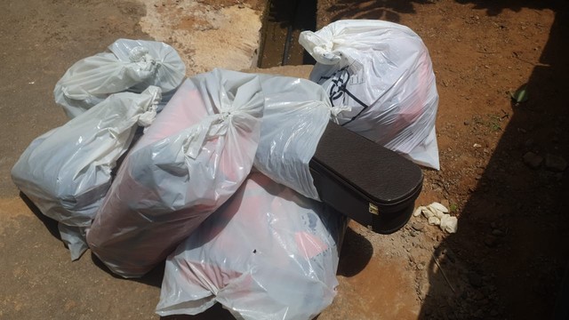 Pertences de Marília Mendonça e das outras vítimas que estavam dentro do avião em Caratinga. — Foto: Carlos Eduardo Alvim / TV Globo