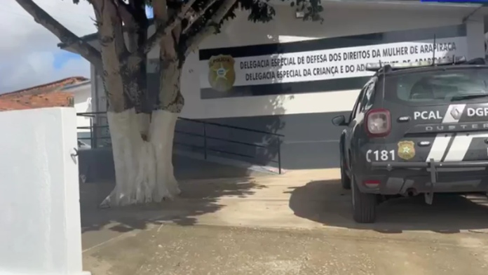 Adolescente é apreendido suspeito de danificar residência e ameaçar companheira