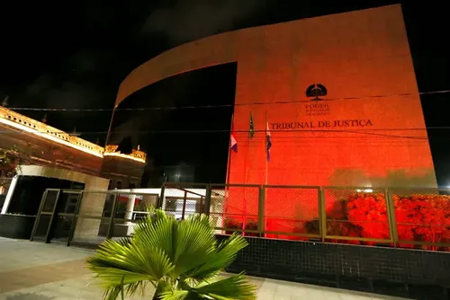 Ataque violento em frente ao TJAL termina com vítima no HGE e dois suspeitos presos