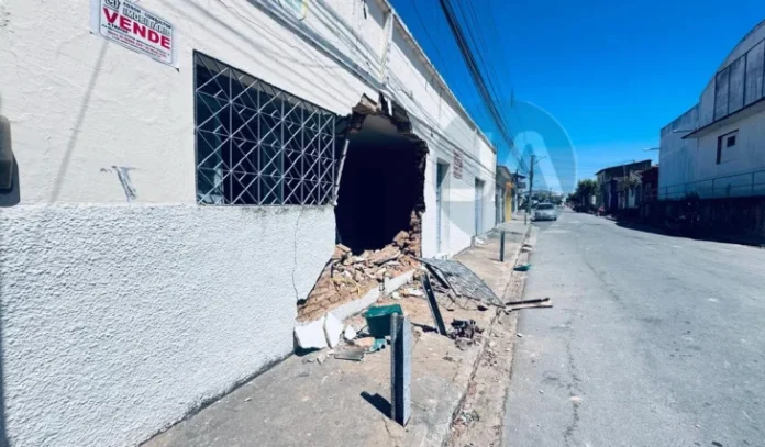 Caminhão desgovernado abre buraco na parede de residência