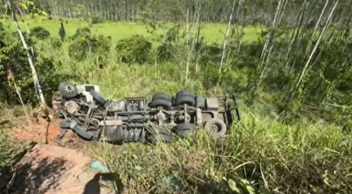Caminhão-tanque cai em barranco após colisão com picape na AL-105