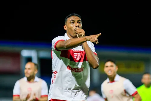 De esquecido a titular, Lyncon marca primeiro gol pelo CRB e ganha elogios de Fábio Matias