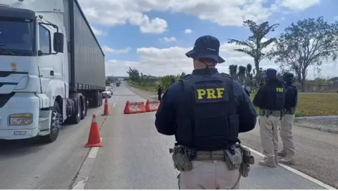Embriagado, motorista de caminhão faz zigue-zague em rodovia e acaba preso