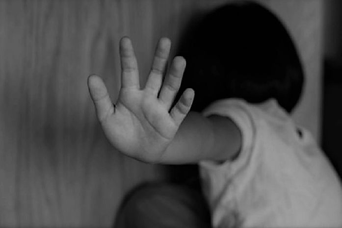 Mãe é presa após agredir filha por quebrar frasco de perfume em Maceió