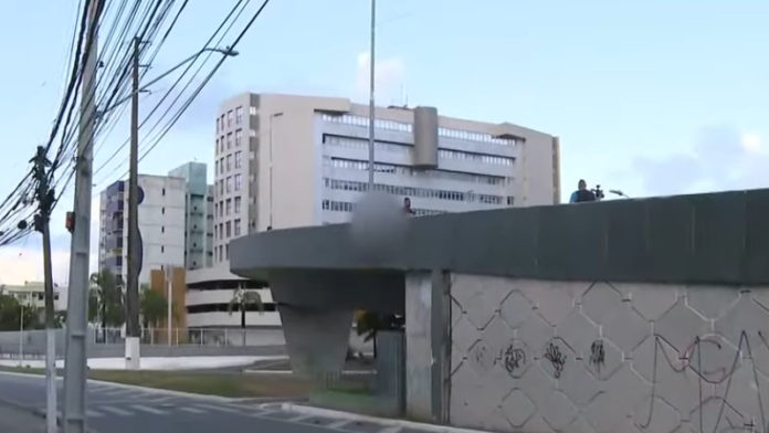 Motociclista morre após ser arremessado em acidente; corpo fica pendurado em viaduto