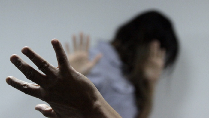 Mulher se abriga em banheiro de igreja e é socorrida por fiéis após agressões e ameaças do companheiro