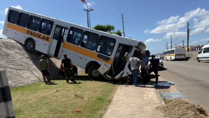 Ônibus escolar despenca de ribanceira e cai na AL-215 em Marechal Deodoro