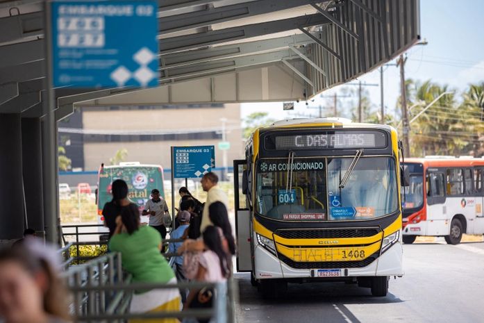 Passageiros se abrigam no chão durante tiroteio contra ônibus em Maceió