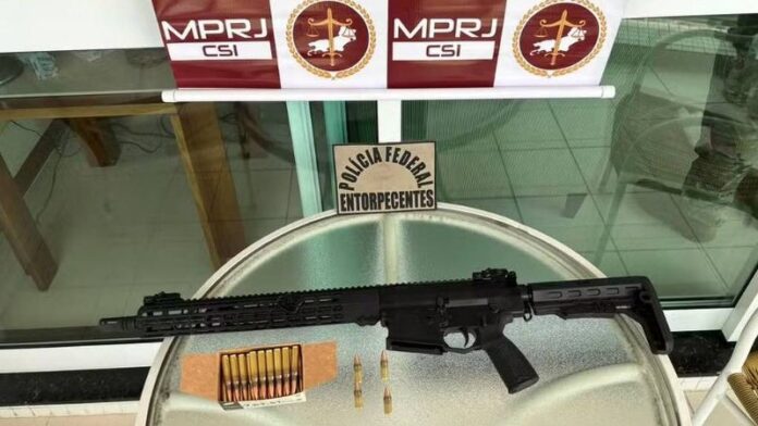 PM e três ex-agentes são presos pela PF sob suspeita de abastecer o TCP, no Rio, com fuzis e pistolas