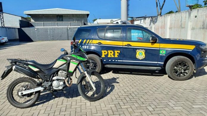 PRF prende homem com moto furtada em Recife e com sinais adulterados em Maceió