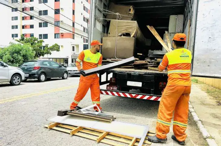 Alurb realiza mutirão de coleta de volumosos no Conjunto Carminha, neste sábado (31)
