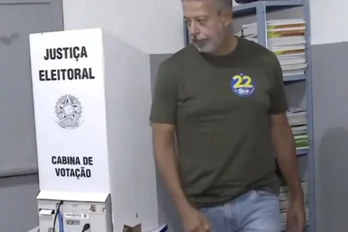 Arthur Lira vota em Pilar durante o segundo turno das eleições
