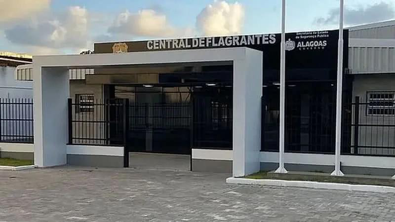 Assaltante armado rende homem na chegada ao trabalho, mas é derrubado de moto e preso no Farol
