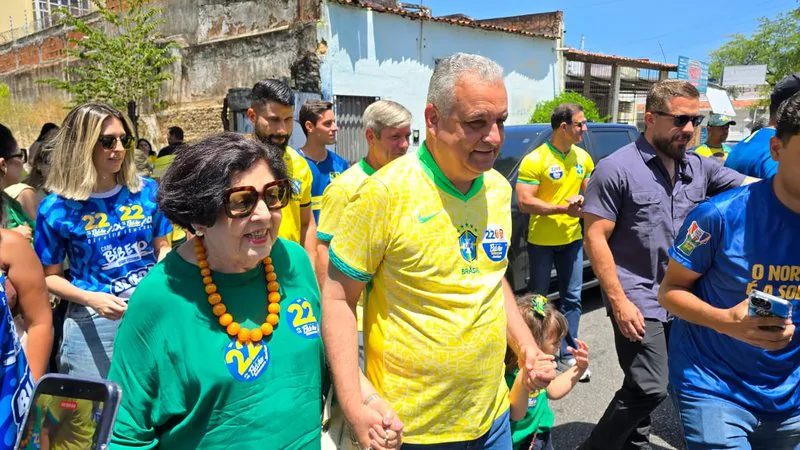 Candidato a vice-presidente, Alfredo Gaspar de Mendonça vota em Maceió