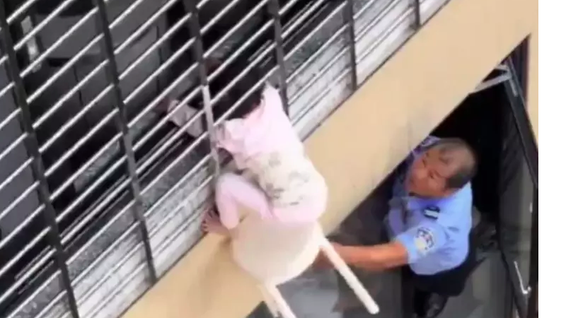 Criança é resgatada após ficar pendurada em grade de janela do 12º andar