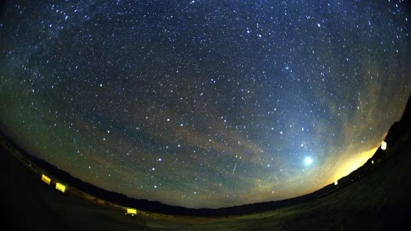 Detritos do cometa Halley vão riscar o céu na noite desta quarta-feira (21); veja horários para observar