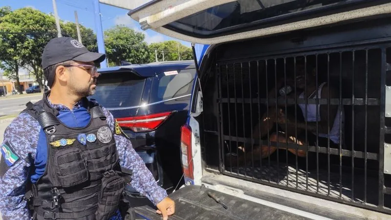Homem com mandado de prisão por tráfico é preso suspeito de furtos no Jacintinho