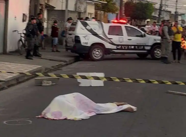 Homem é morto a tiros enquanto aguardava ser atendido em barbearia