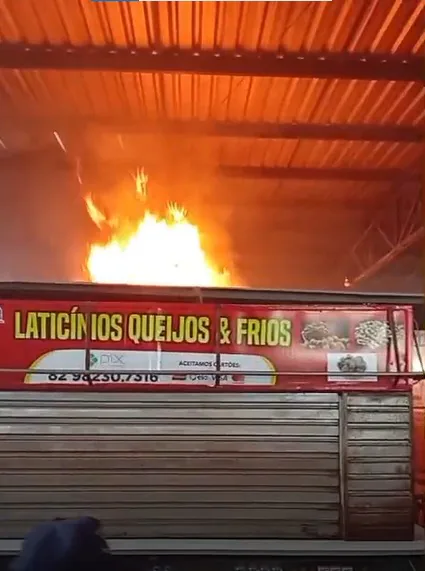 Incêndio atinge box do Mercado e mobiliza comerciantes e CB; vídeos