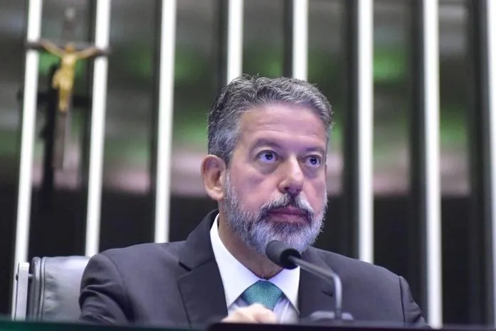Lira cobra posição do TSE e classifica prorrogação da votação como “mancha sem precedentes”