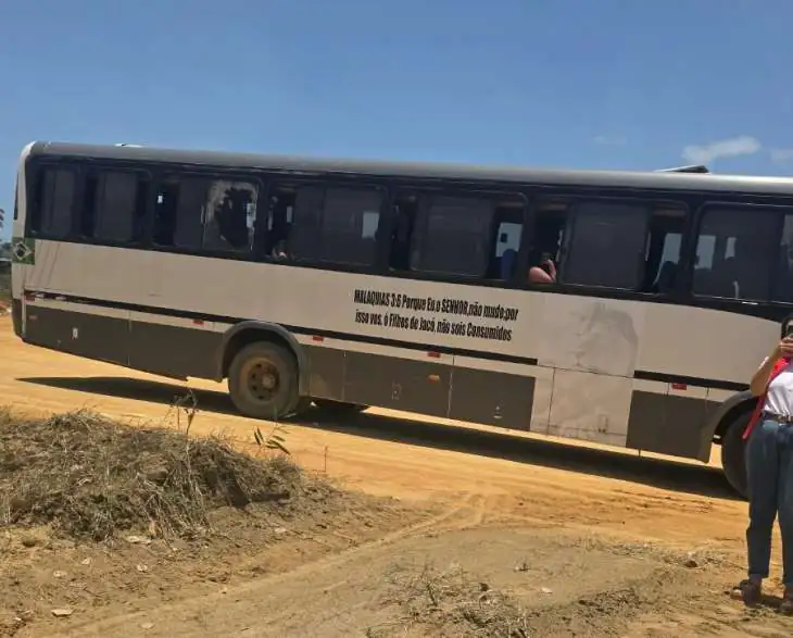 Ônibus contratado por secretário é apreendido por transporte irregular de eleitores em Alagoas