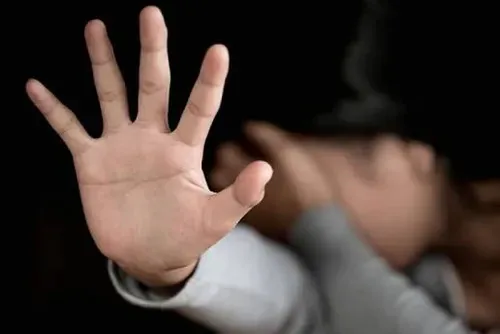 Populares ouvem gritos de socorro, capturam suspeito de tentativa de estupro e o agridem em Arapiraca