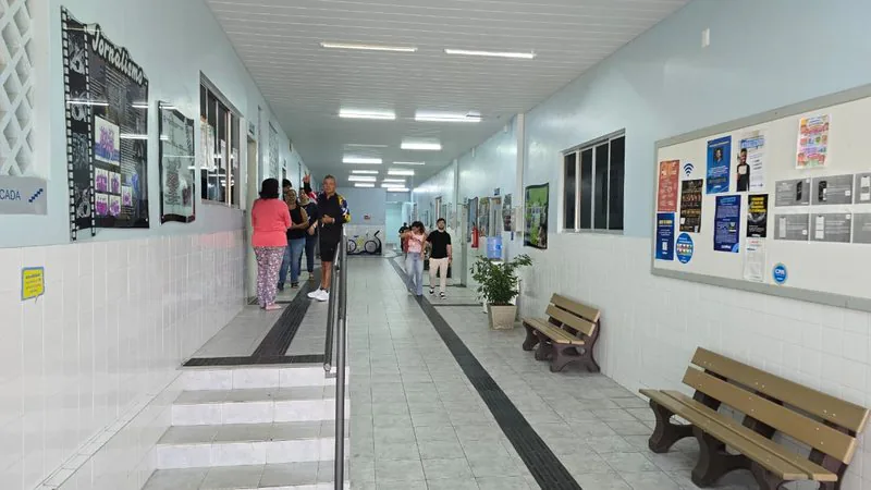 Segundo turno começa sem filas em local de votação no Farol, em Maceió