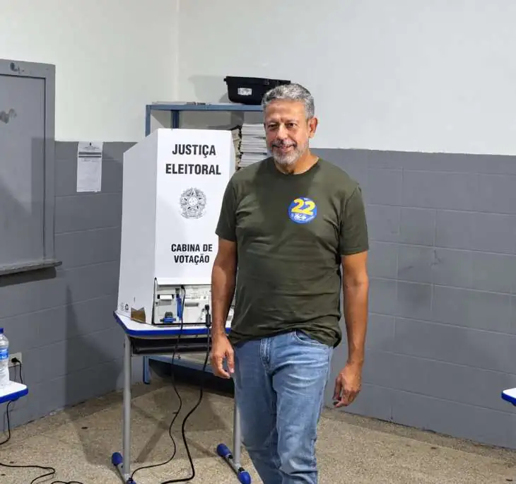 Senador eleito, Arthur Lira vota em Flávio Bolsonaro e afirma que Brasil precisa de mudança
