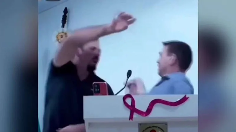 Vereadores trocam socos após parlamentar jogar água em colega durante sessão; assista