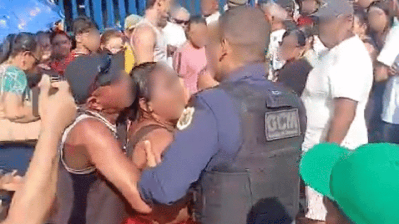 Vídeo: mulher é levada à delegacia após chamar guarda de “macaco” em local de votação